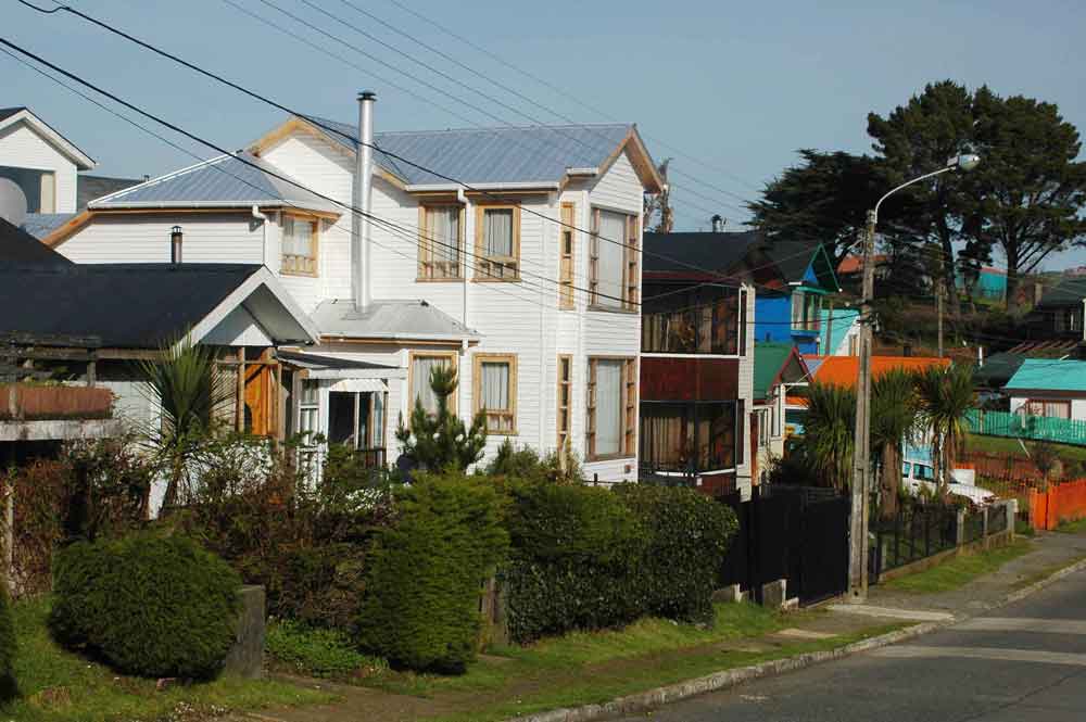 50 - Chile - isla de Chiloe, Ancud, casas